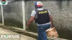 Saat penggeledahan berlangsung, kata warga tim Densus dan Polisi dilengkapi dengan senjata api.
