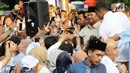 Capres 02 Prabowo Subianto tiba untuk konferensi pers  di depan Rumahnya, di Kertanegara, Jakarta, Rabu (17/4). Prabowo mengklaim menang Pilpres 2019 berdasarkan data exit poll menang di 5000 TPS. (Liputan6.com/Johan Tallo)