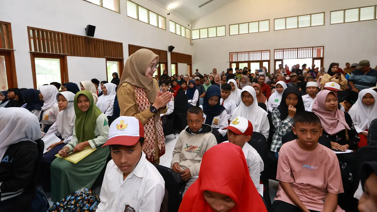 Bupati Banyuwangi Ipuk Fiestiandani memberikan motifasi kepada para siswa sekolah rakyat yang baru pertama kali masuk sekolah (Istimewa)