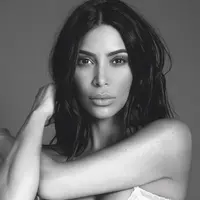 Kim Kardashian terkenal dengan tubuh dan posenya yang seksi menggoda. Namun, bagaimana jika ia miliki otot tangan seperti Ade Rai? (instagram/kimkardashian)