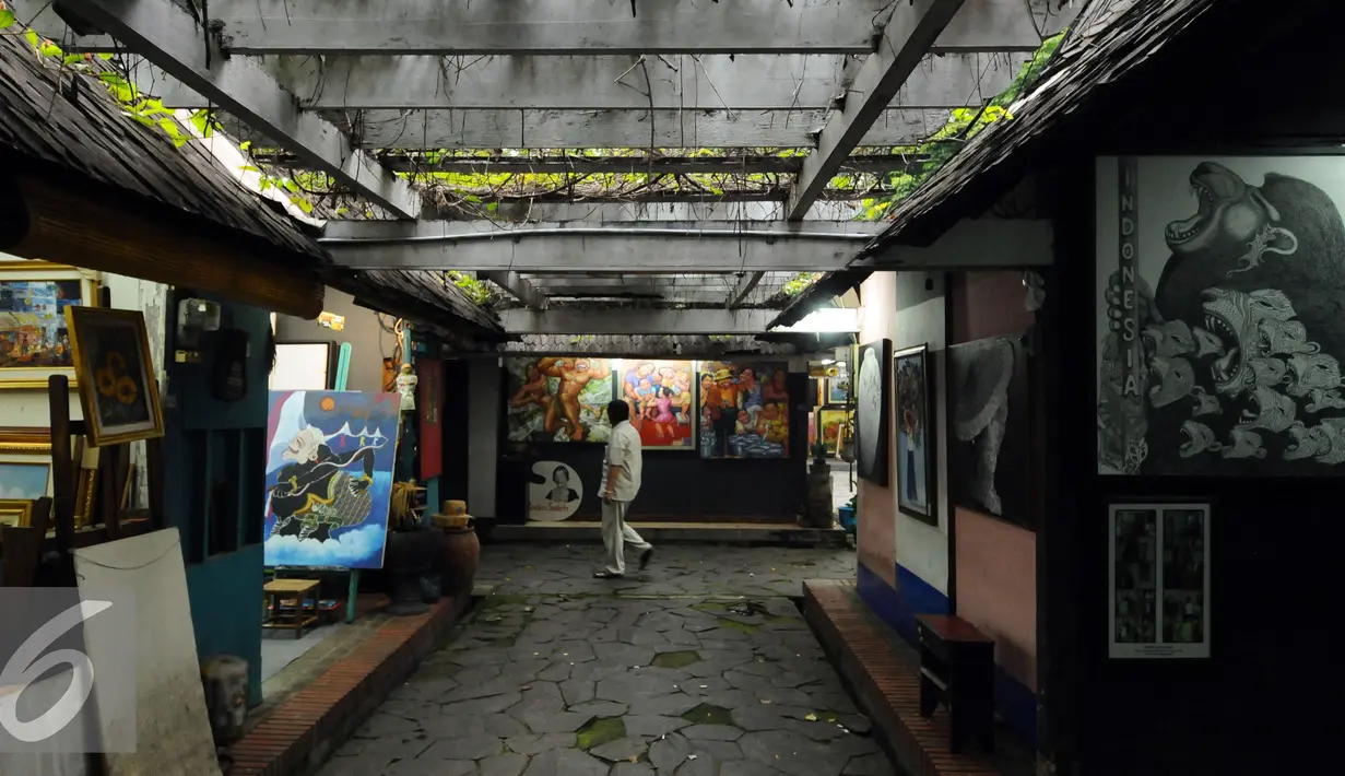 Seorang pengunjung melintas di area Pasar Seni Ancol, Jakarta, Rabu (9/11). Di era 1980-1995, Pasar Seni Ancol pernah menjadi tempat pertemuan yang hangat antara para pekerja seni, perajin, dan para penikmatnya. (Liputan6.com/Helmi Fithriansyah)