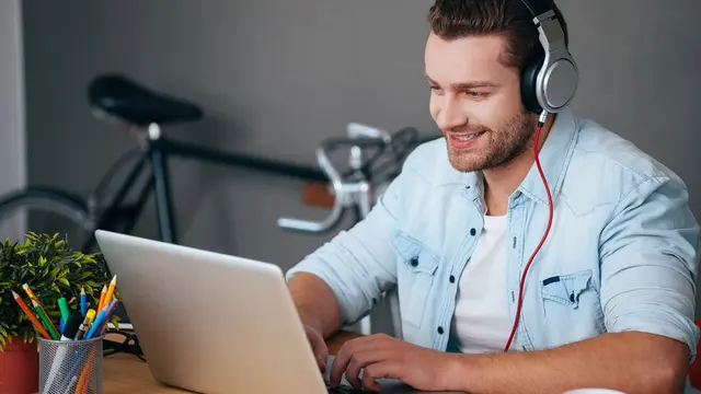 Manfaat Bekerja Sambil Mendengarkan Musik