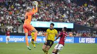 Kiper Borussia Dortmund, Alexander Meyer, menangkap bola saat melawan Manchester United dalam laga uji coba pramusim yang digelar di Allegiant Stadium, Las Vegas, Senin (31/7/2023). MU takluk 2-3 dari Dortmund. (AP Photo/John Locher)