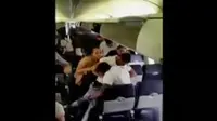 Tiga penumpang tiba-tiba terlibat baku hantam di pesawat Southwest Airlines dari Dallas menuju Burbank, Amerika Serikat. (Liputan 6 SCTV)