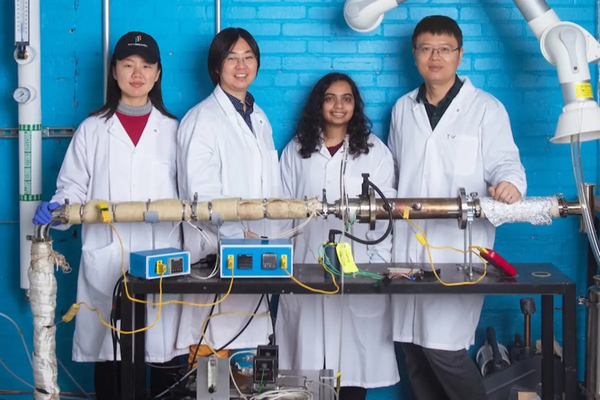 Sili Deng dan timnya di Massachusetts Institute of Technology (MIT) ia mengeksplorasi cara-cara untuk membuat bahan untuk transisi energi dengan menggunakan pembakaran. Kredit: Gretchen Ertl via MIT News