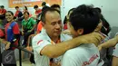 Petembak Junior Indonesia, I Kadek Rico V (kanan) dipeluk pelatihnya, I Made Sugiantara usai memastikan meraih emas 10m Air Pistol Men Junior Kejuaraan Menembak ASEAN di Jakarta, Rabu (25/11/2015). (Liputan6.com/Helmi Fithriansyah)
