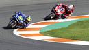 Pembalap Suzuki Esctar, Joan Mir, memimpin balapan MotoGP Valencia di Sirkuit Ricardo Tormo, Minggu (15/11/2020). Meski finis ketujuh, Joan Mir berhasil mengunci gelar juara dunia MotoGP 2020. (AP/Alberto Saiz)