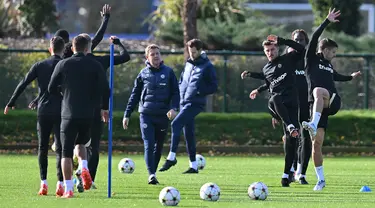 Para pemain Chelsea menjalani latihan di Cobham, Stoke D'Abernon, Inggris, 1 November 2022. Chelsea akan menghadapi Dinamo Zagreb pada pertandingan sepak bola Grup E Liga Champions. (Glyn KIRK/AFP)