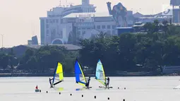 Peserta selancar angin meramaikan Festival Danau Sunter di Jakarta, Minggau (25/2). Kegiatan tersebut untuk mengkampanyaken kebersihan dan menjaga lingkungan danau yang berada di Jakarta. (Liputan6.com/Angga Yuniar)