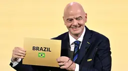 Presiden FIFA, Gianni Infantino mengumumkan Brasil sebagai tuan rumah Piala Dunia Wanita 2027 dalam Kongres FIFA ke-74 di Bangkok pada 17 Mei 2024. (Manan Vatsyayana/AFP)