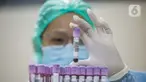 Petugas medis menunjukkan Tes serologi COVID-19 di RS Siloam Kebon Jeruk, Jakarta, Selasa (11/8/2020). Tes serologi antibodi SARS-CoV-2 berbasis lab adalah tes untuk mendeteksi antibodi baik Imunoglobulin M (IgM) dan Imunoglobulin G (IgG) terhadap SARS-CoV-2 dalam darah. (Liputan6.com/Faizal Fanani)