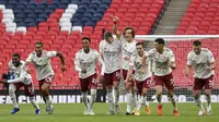 Para pemain Arsenal bereaksi saat rekan setimnya Pierre-Emerick Aubameyang mencetak gol penalti kemenangan dalam adu penalti pada laga Community Shield  di stadion Wembley di London, Sabtu, (29/8/2020). (Justin Tallis / Pool via AP)