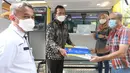 Dirut Bank BTN Haru Koesmahargyo (kedua kiri) menyerahkan kartu BSU kepada President Director PT Hanes Supply Chain Carl David Taylor (kanan) di Kawasan Industri Cikarang, Bekasi, Rabu (29/9/2021). Dirut BTN berharap program bansos tepat sasaran dan diterima oleh yang berhak. (Liputan6.com/HO/BTN)