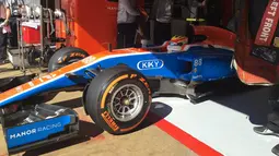 Pebalap Manor Racing asal Indonesia, Ro Haryanto, saat akan memulai latihan bebas pertama F1 GP Spanyol di Sirkuit Catalunya, Spanyol, Jumat (13/5/2016). (Bola.com/Twitter/Manorracing)