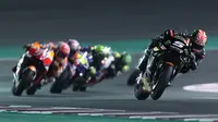 Pembalap Yamaha Tech 3, Johann Zarco saat masih memimpin balapan MotoGP Qatar 2018 di Sirkuit Losail. (KARIM JAAFAR / AFP)