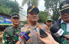 Kapolres Jaksel Pimpin Evakuasi Warga Terdampak Banjir Jakarta Selatan di Pondok Karya