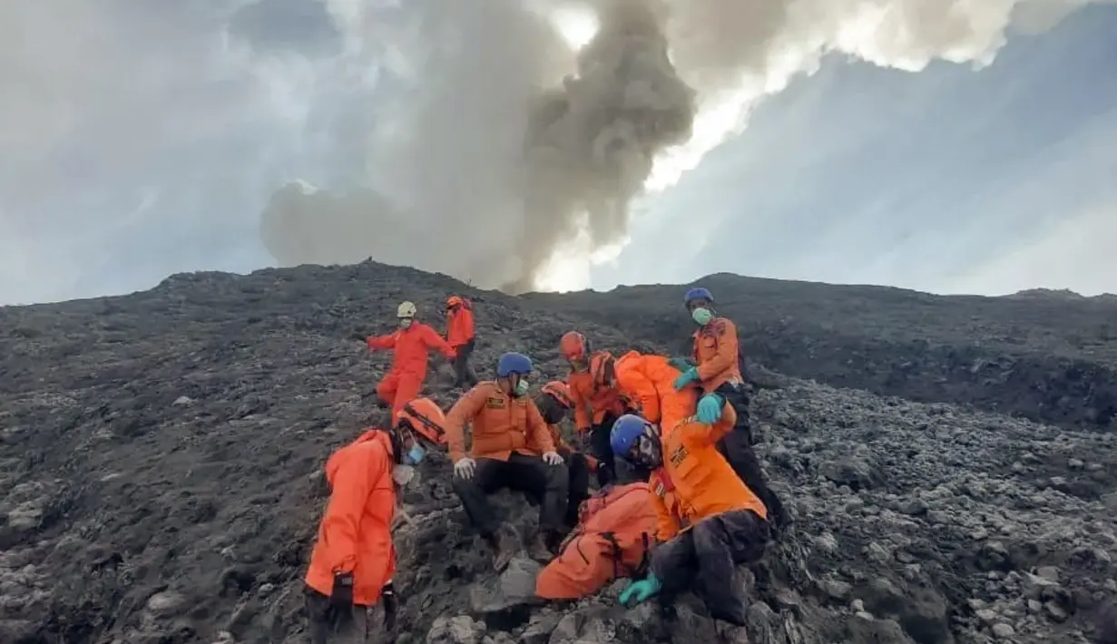 Foto selebaran yang diambil pada 4 Desember 2023 dan dirilis pada 5 Desember 2023 oleh Badan SAR Nasional (BASARNAS) ini menunjukkan para petugas penyelamat mengevakuasi salah satu korban dari lereng Gunung Marapi di Sumatra Barat. (Handout / BASARNAS / AFP)