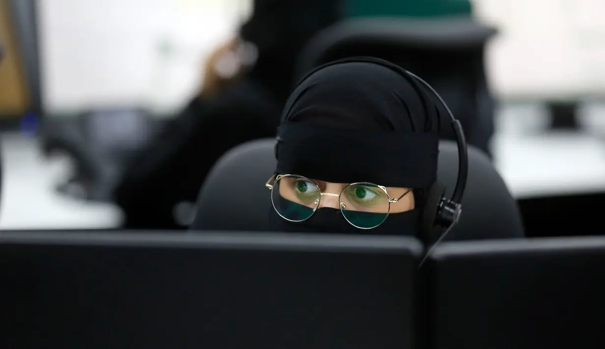 Perwira polisi Arab Saudi menerima panggilan darurat di Pusat Pemantauan 911, Makkah, Selasa (6/8/2019). Standar pelayanan di tempat ini mulai panggilan masuk hingga solusi yang diberikan tidak boleh lebih dari 45 detik. (AP Photo/Amr Nabil)