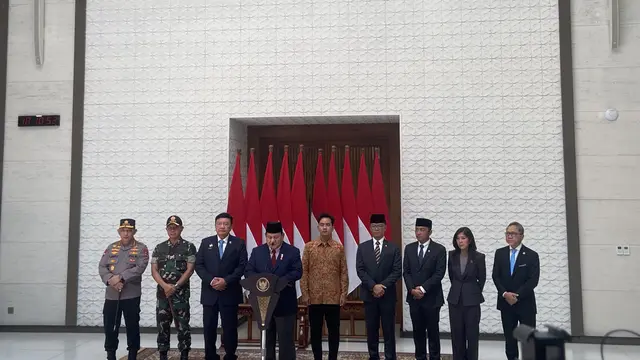 Presiden Prabowo Subianto memberikan keterangan pers sebelum bertolak meninggalkan Indonesia dalam rangka kunjungan kerja luar negeri, Jumat (8/11/2024). (Liputan6.com/Muhammad Radityo Priyasmoro)