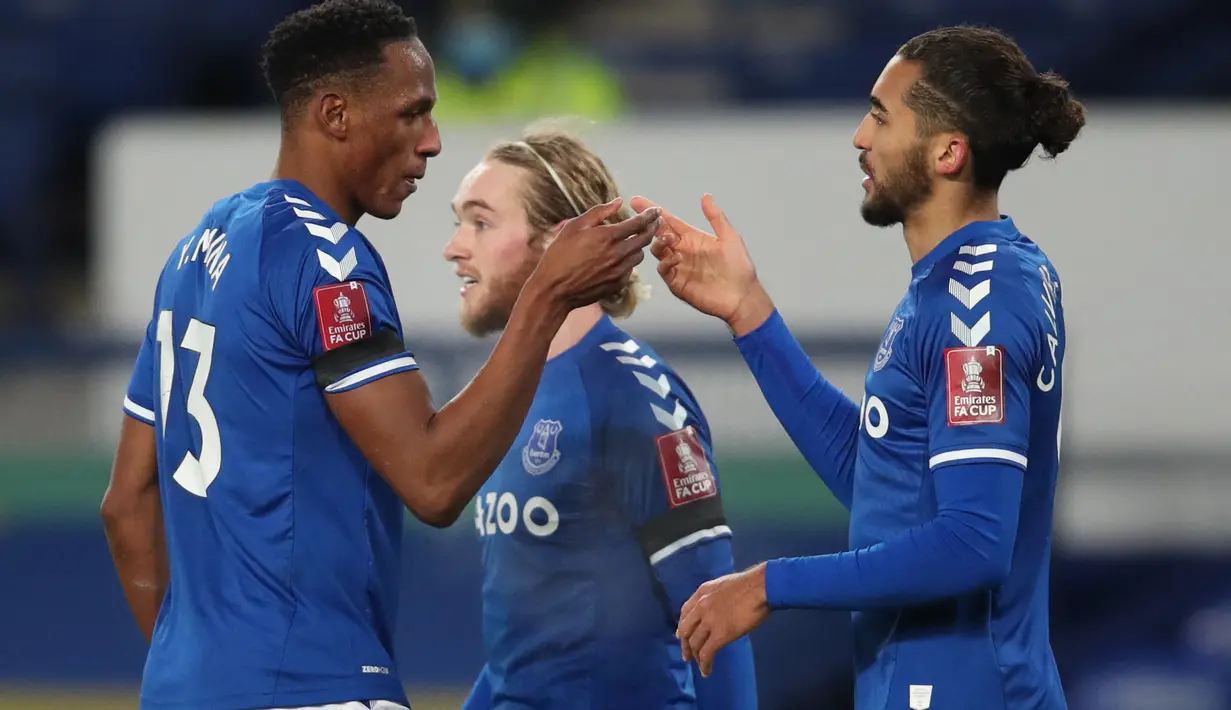 Striker Everton, Dominic Calvert-Lewin (kanan) berselebrasi usai mencetak gol ke gawang Tottenham pada babak 16 besar Piala FA di Goodison Park di Liverpool, Inggris, Kamis (11/2/2021). Kemenangan ini membuat Everton meraih tiket Perempat Final Piala FA. (AFP/Pool/Clive Brunskill)