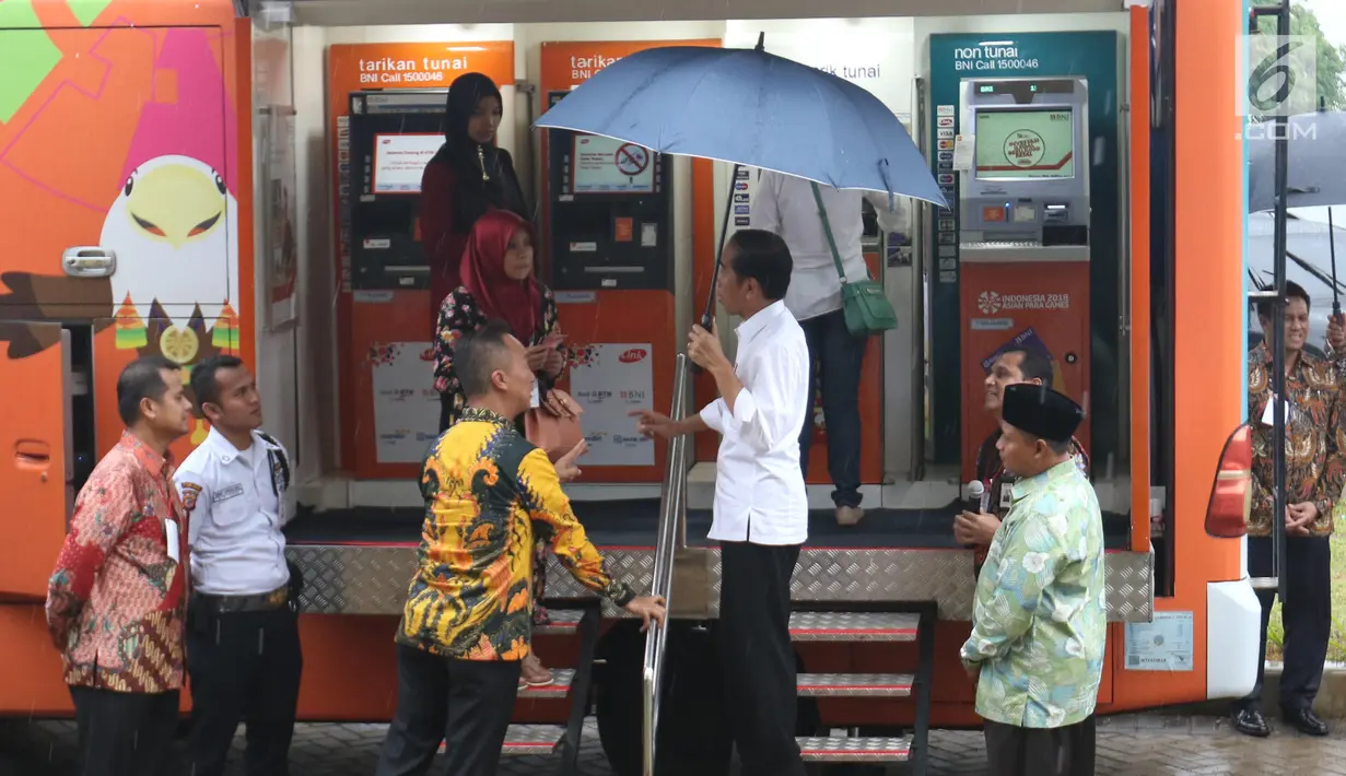 Presiden Joko Widodo  berdialog dengan warga selama  acara penyaluran bantuan sosial Program Keluarga Harapan (PKH) dan Bantuan Pangan Non Tunai (BPNT) tahun 2019 di Cibinong, Bogor, Jumat (22/2). (Liputan6.com/Angga Yuniar)