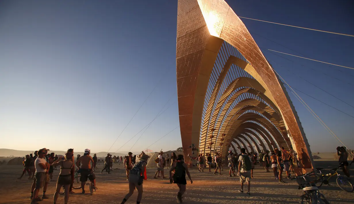 Para peserta menikmati sebuah tempat yang dinamai kuil janji selama acara The Burning Man 2015 atau " Carnival of Mirrors " di  Nevada ,(31/8/2015). Acara ini menghadirkan berbagai pertunjukan seni seperti music dan tari. (REUTERS/Jim Urquhart)