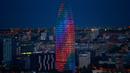 Gedung pencakar langit Torre Agbar terlihat dengan proyeksi cahaya warna pelangi saat peringatan World Pride di Barcelona, Spanyol, 28 Juni 2017. World Pride merupakan acara perayaan LGBT terbesar di dunia yang diadakan setiap tahun. (AP/Manu Fernandez)