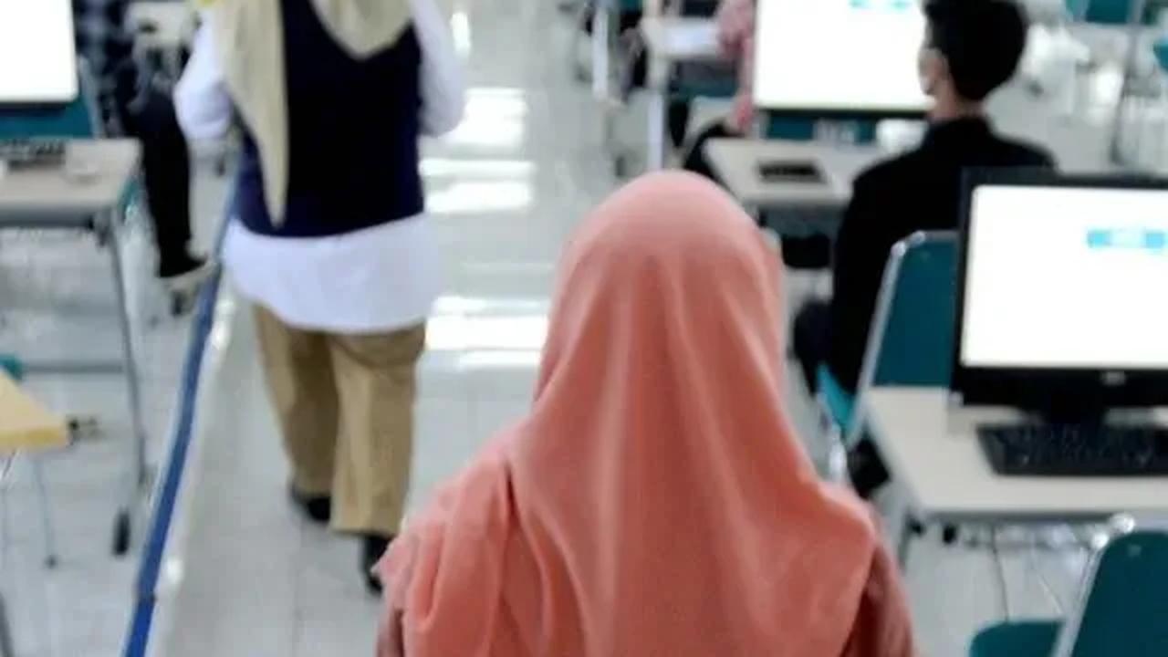 Guru yang melakukan penggundulan atau pembotakan terhadap sejumlah siswi SMPN 1 Sukodadi, Lamongan, Jawa Timur karena tak memakai ciput mendapat sanksi dari dinas pendidikan setempat.