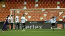 Penyerang Barcelona, Lionel Messi saat mencetak gol ke gawang Valencia pada pertandingan La Liga Spanyol di stadion Mestalla, Senin (3/5/2021). Messi mencetak dua gol dan mengantar Barcelona menang tipis atas Valencia 3-2. (AP Photo/Alberto Saiz)