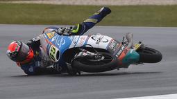 Pebalap Schedl GP Racing, Philipp Oettl tergelincir pada sesi latihan Moto 3 rashes out during the first practice session of the Moto 3 Australian Grand Prix di Phillip Island (21/10/2016). (AFP/Paul Crock)