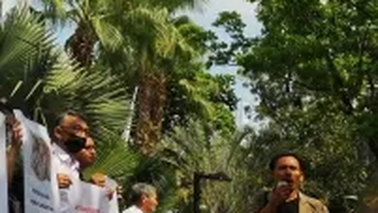 Para mahasiswa ini melakukan aksi demonstrasi di depan Kantor Dinas Pendidikan dan Kebudayaan (Dindikbud) Provinsi Banten, Selasa (18/7). Mereka menggelar unjuk rasa mengatasnamakan Geger Banten.
