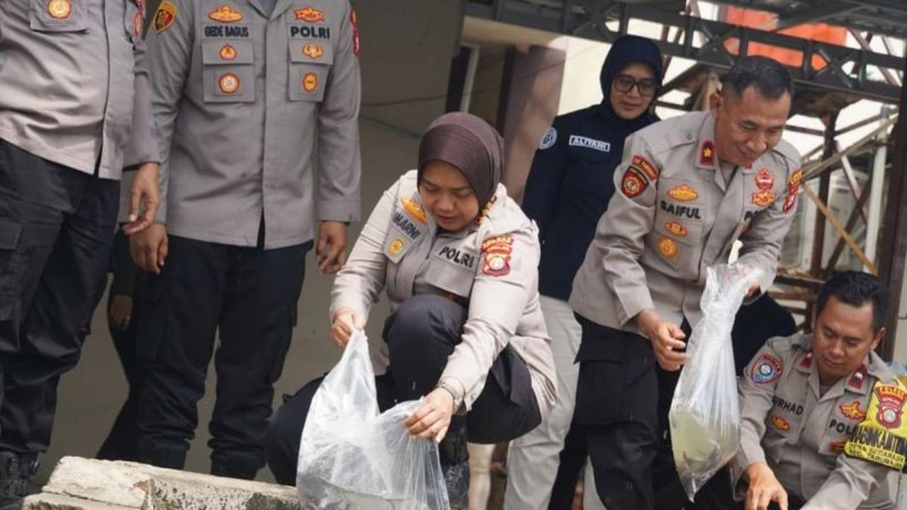 Polres Metro Bekasi Perkuat Ketahanan Pangan dengan Tebar 10.000 Benih Lele