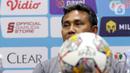 Pelatih timnas U-17 Indonesia, Bima Sakti saat memberi keterangan terkait kesiapan timnya menghadapi laga Kualifikasi Piala AFC U-17 2023 grup B, Kabupaten Bogor, Jawa Barat, Jumat (30/9/2022). Di babak Kualifikasi Piala AFC U-17 grup B akan digelar di di Stadion Pakansari, Kabupaten Bogor, Jawa Barat pada 1-9 Oktober 2022. (Liputan6.com/Helmi Fithriansyah)