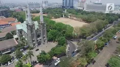 Hari raya Idul Fitri diperkirakan jatuh pada Minggu 25 Juni. Umat muslim akan menunaikan salat Ied, salah satunya di Masjid Istiqlal, Jakarta Pusat, yang berdekatan dengan Gereja Katedral. .