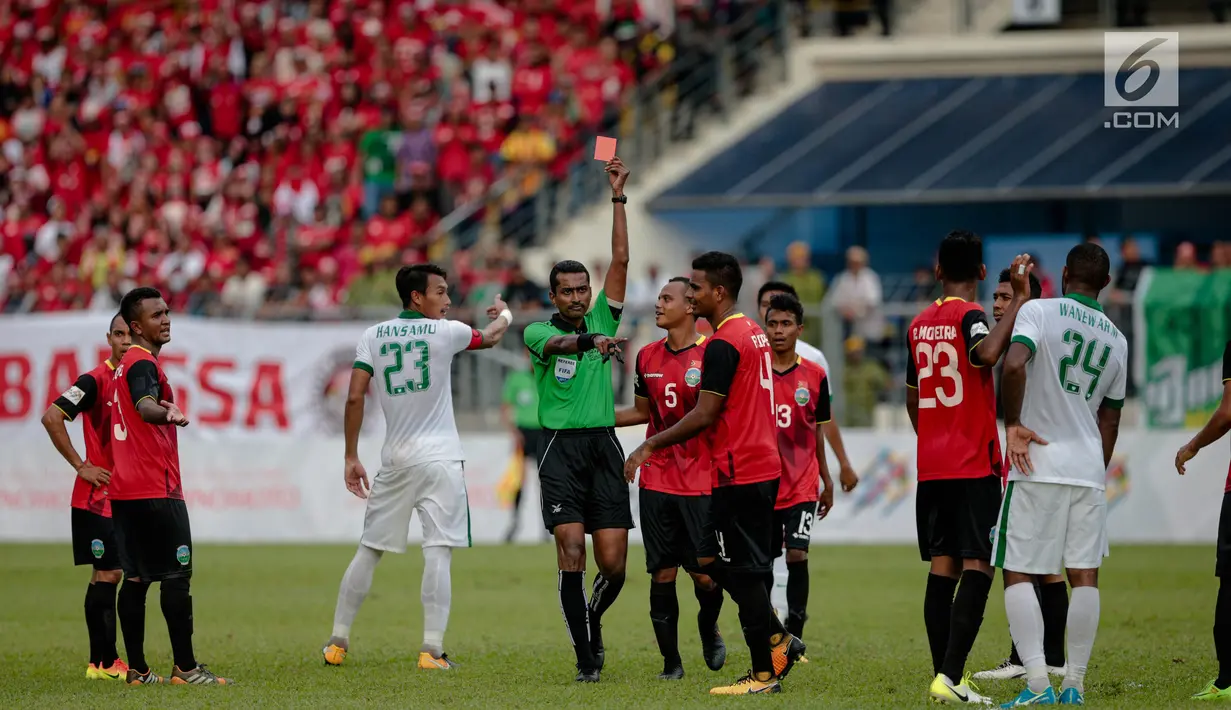 Wasit Nagor Amir Amir Bin Noor Mohamed memberikan kartu merah kepada pemain timnas Timor Leste Filipe dalam laga penyisihan grup B SEA Games XXIX Kuala Lumpur di Stadion Majlis Perbandaran Selayang, Malaysia, Minggu (20/8). (Liputan6.com/Faizal Fanani)
