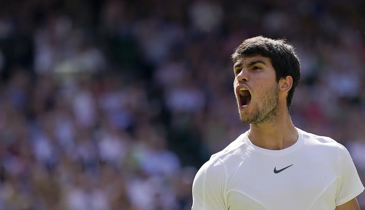 Petenis Spanyol, Carlos Alcaraz merayakan kemenangan atas petenis Prancis, Alexandre Muller pada laga hari kelima tunggal putra turnamen Wimbledon 2023 yang berlangsung di The All England Tennis Club, London, 7 Juli 2023. (AP Photo/Alberto Pezzali)