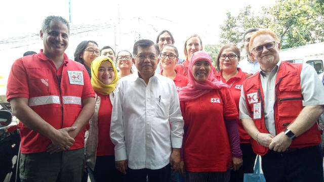 Jusuf Kalla berfoto bersama anggota PMI.