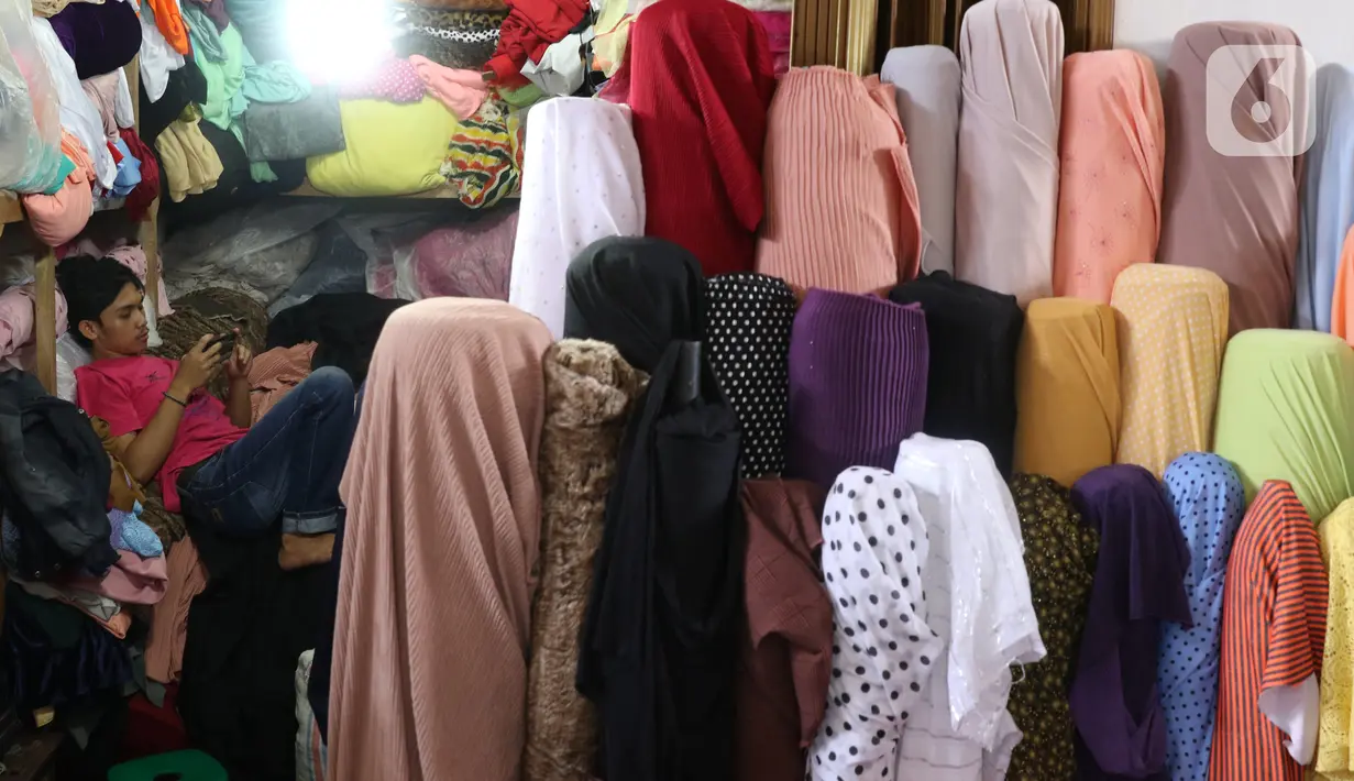 Aktivitas perdagangan tekstil di kawasan Tangerang, Banten, Sabtu (25/9/2021). Program Restrukturisasi Mesin/Peralatan tahun 2021 diluncurkan sebagai salah satu insentif bagi sektor industri tekstil dan produk tekstil untuk meningkatkan kinerja di masa pandemi. (Liputan6.com/Angga Yuniar)