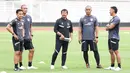Indra Sjafri bersama jajaran pelatih Timnas Indonesia U-22 saat latihan di Stadion Madya, Senayan, Jakarta, Rabu (26/11/2025) jelang keberangkatan ke SEA Games 2025.