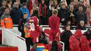 Ekitike pun dengan berat hati harus meninggalkan lapangan pertandingan. Untungnya, Skor 2-1 untuk kemenangan Liverpool bertahan hingga berakhirnya pertandingan. (AP Photo/Jon Super)