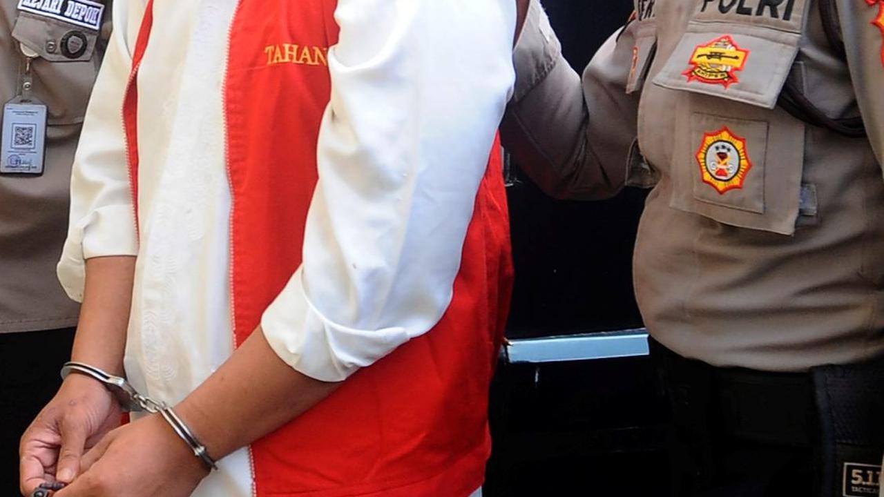 Ekspresi terdakwa kasus pembunuhan anak dan penganiayaan istri, Rizky Noviyandi Achmad saat digiring petugas polisi di Pengadilan Negeri Depok, Jawa Barat, Senin (17/07/2023). Sebelumnya Rizky Noviyandi Achmad dituntut JPU dengan hukuman mati pada (14/6/2
