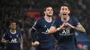 Comeback PSG benar-benar terjadi pada menit ke-88. Angel Di Maria (kanan) sukses melesatkan gol pembalik keadaan setelah menerima umpan dari Neymar. Kemenangan 2-1 tersebut juga semakin mengukuhkan Les Parisiens di puncak klasemen Liga Prancis 2021/2022. (AFP/Franck Fife)