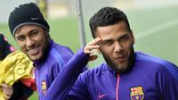 Dani Alves bergaya dengan Neymar (LLUIS GENE / AFP)