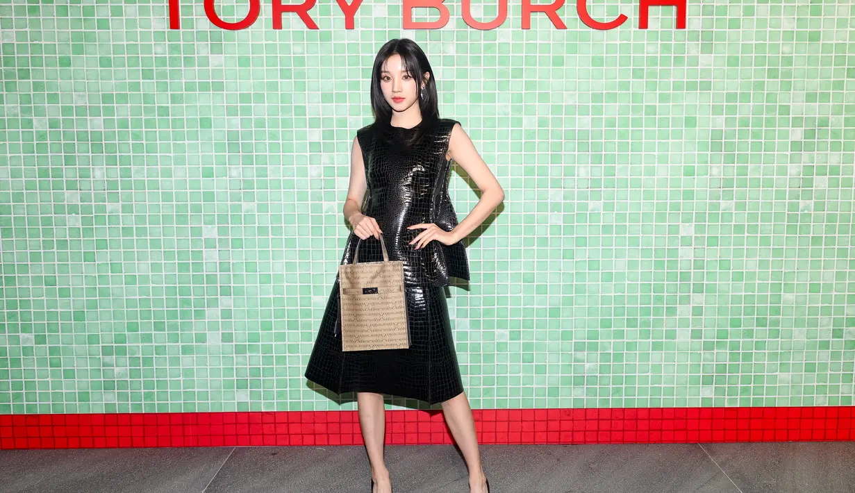 Yuqi tampil kece dengan koleksi Fall/Winter 2024 Look 3 Faux Croc Top and Skirt, the Pierced XL Pump, Lee Radziwill Sublime Shopper Tote, dan Logo Spike Front-Back Earring.   [Dok/Tory Burch].
