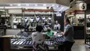 Penjual melayani calon pembeli berlian di toko perhiasan di Pasar Rawa Bening, Jatinegara, Jakarta, Kamis (11/11/2021). Harga jual berlian mengalami penurunan mencapai 15 persen. (merdeka.com/Iqbal S. Nugroho)