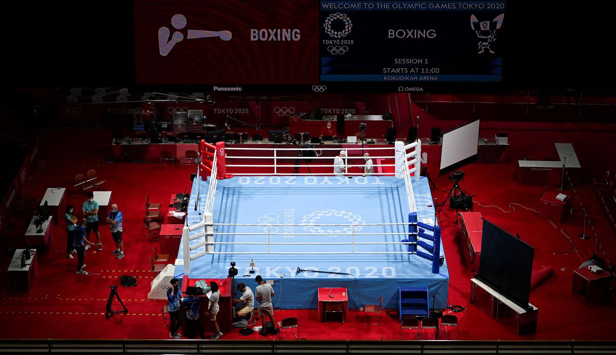 Kokugikan Arena adalah rumah spiritual olahraga gulat sumo nasional Jepang. Interiornya dirancang dalam bentuk mangkuk agar penonton dapat dengan mudah melihat pertandingan sumo di tengah auditorium dari mana pun mereka duduk. (Foto: AFP/Luis Robayo)