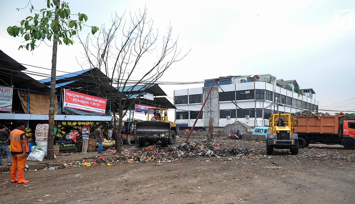 Suasana tempat pembuangan sampah (TPS) Lokbin Pasar Minggu, Jakarta, Jumat (19/5). Sudin Lingkungan Hidup Jaksel resmi tutup tempat pembuangan sampah Lokbin C Pasar Minggu. (Liputan6.com/Yoppy Renato)