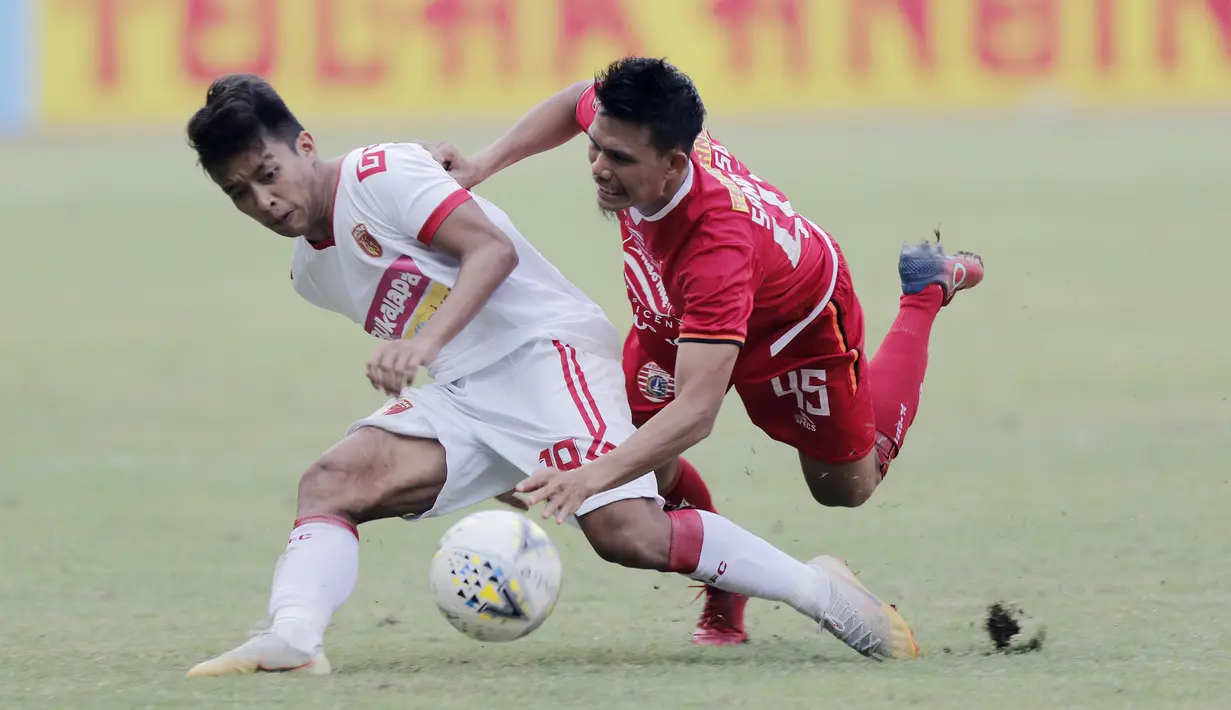 Gelandang Persija Jakarta, Sandi Sute, terjatuh saat berebut bola dengan gelandang Perseru Badak Lampung, Haryanto Panto, pada laga Liga 1 2019 di Stadion Patriot, Bekasi, Minggu (1/9). Persija takluk 0-1 dari Badak Lampung. (Bola.com/M Iqbal Ichsan)
