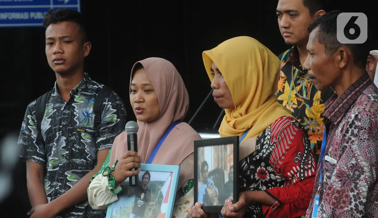 Keluarga dua mahasiswa Tewas di Kendari saat mendatangi Gedung KPK, Jakarta, Kamis (12/12/2019). Mereka meminta dukungan agar para pelaku penembakan segera terungkap. (merdeka.com/Dwi Narwoko)