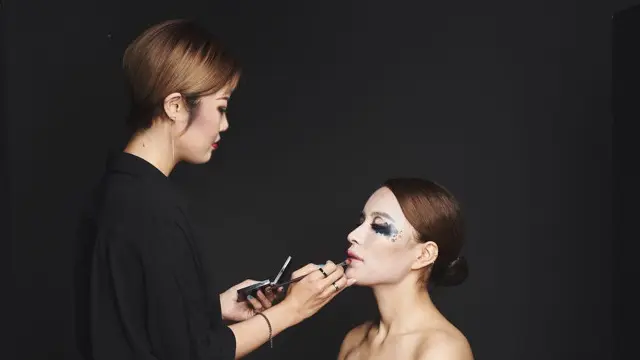 Diary Fimela: Bakat Menggambar Hantar MUA Korea Selatan Ini Bikin Makeup Sendiri di Indonesia